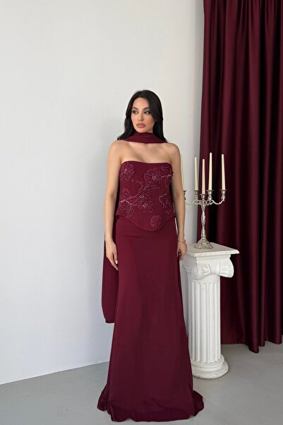 Serica Moda فستان سهرة طويل بدون حمالات بلون أحمر داكن مع تفاصيل شال مزينة با...