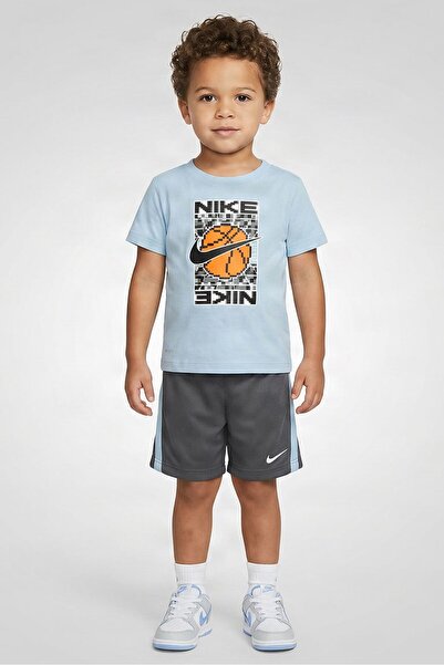 Nike طقم تيشيرت بأكمام قصيرة وطبعة جرافيك للأطفال الصغار مكون من قطعتين مع شو...