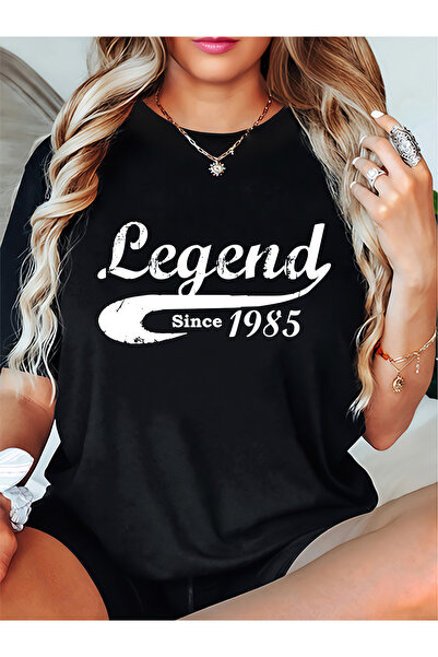 BASEPULSE تي شيرت نسائي بطباعة "Legend Since 1985" - قميص أسود بياقة دائرية و...