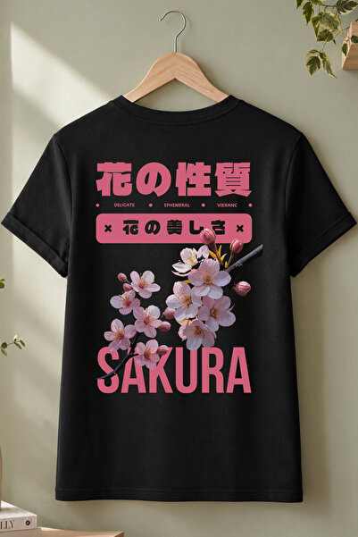 Spoyi Sakura Bloom dizajnirala 100% pamučnu polu-oversize crnu majicu