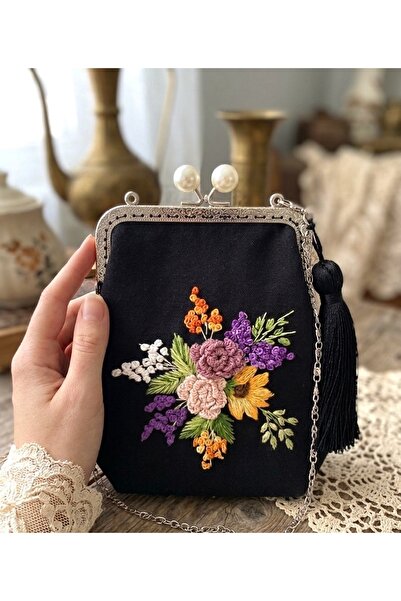 Arzu Demir 18x18 cm ölçülerinde Rokoko Gül detaylı %100 El nakış işlemeli Siy...