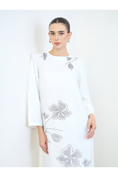 Amirah By Styli Off White Jalabiya with Floral Embellishments