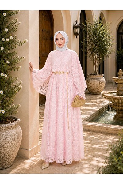 EFSUN MODA Flower-Patterned Lace Dress with Double Layered Veil and Gold Chai...