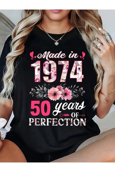 01THEONE تي شيرت بتصميم جرافيك بمناسبة الذكرى الخمسين لعام 1974 - تي شيرت أسو...