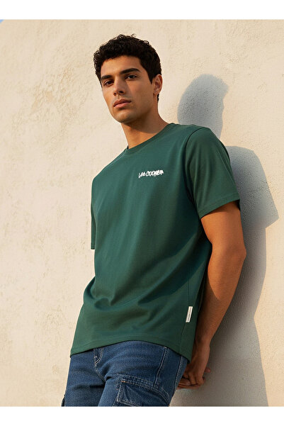 Lee Cooper تي شيرت بقصة عادية وياقة دائرية وأكمام قصيرة مع طباعة شعار