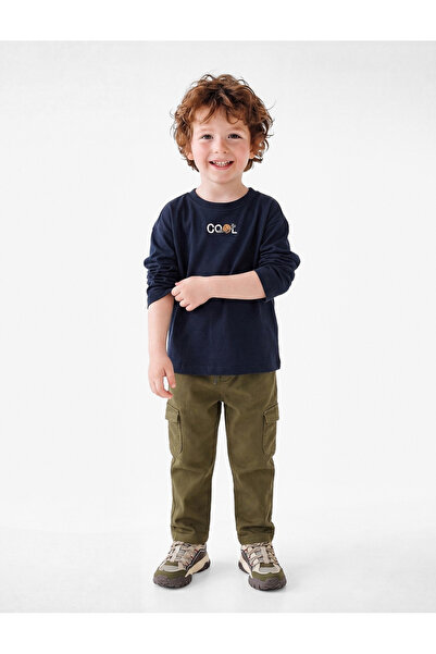 Koton Kids تي شيرت قطني بأكمام طويلة وياقة دائرية وتفاصيل مطرزة للأولاد الصغار