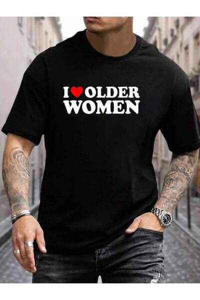 KYMC07 تي شيرت رجالي أسود قصير الأكمام بطبعة ' HERE I Love Older Women '، مصن...