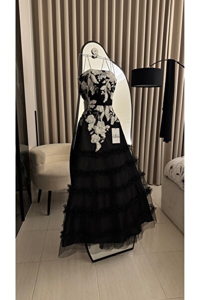 Nareen Fashion فستان سهرة أسود فاخر بتصميم يجمع بين الفخامة والرقي،
