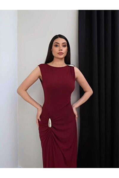 Kinzi فستان بدون أكمام مع تفاصيل مجمدة على الجانب وحزام على الكتف.