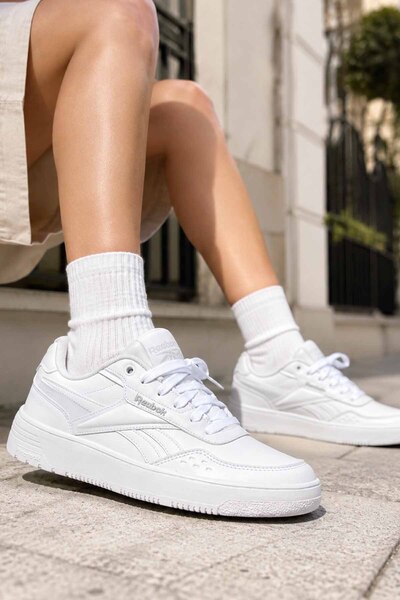 Reebok حذاء رياضي نسائي أبيض اللون، حذاء رياضي يومي برباط، نعل مريح كاجوال RB...