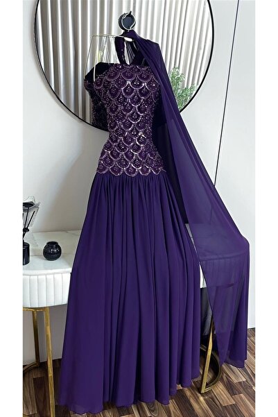 FASHION Luxurious Purple Evening Gown with Sparkling Sequin Fringes and a Sof...