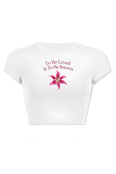designedfy Kadın Beyaz To Be Loved Pembe Zambak Çiçek Baskılı Crop Tişört Baby Tee