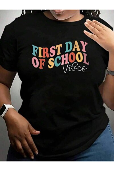 25W تي شيرت بطباعة جرافيكية باللون الأسود من First Day Of Vibes للمعلمين والط...
