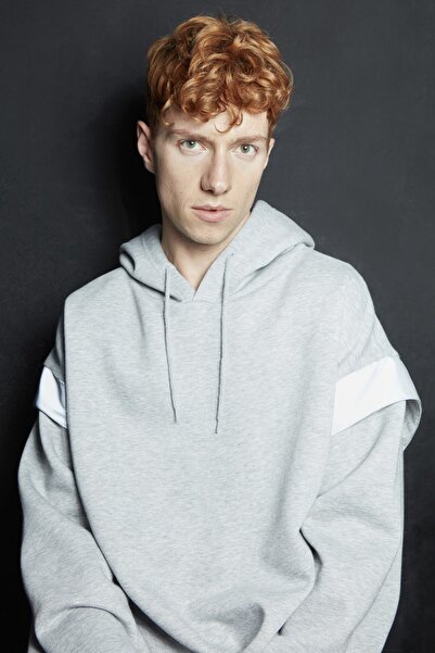 Trendyol Collection Šedá oversize mikina s kapucí – reflexní detail, fleece uvnitř, TMNSS20sw0205