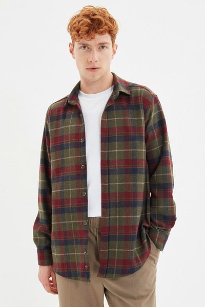 Trendyol Collection Winterliches Khaki-Holzfällerhemd mit Karomuster - Regular Fit TMNAW21GO0024