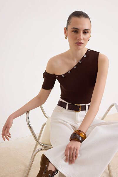Trendyol Kollektion Braune Strickbluse mit Bootsausschnitt und Knopfdetail TW...