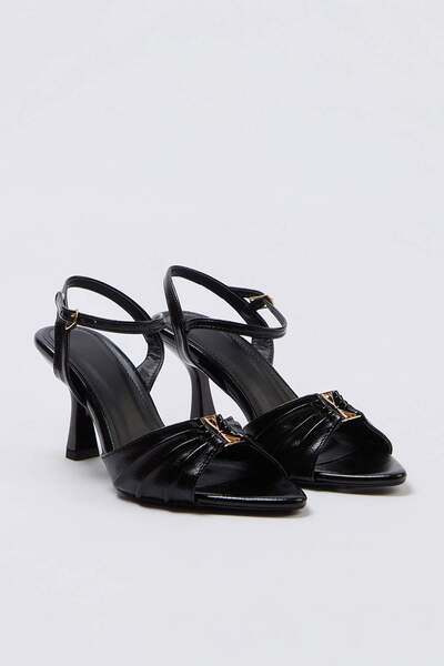 TRENDYOL SHOES حذاء نسائي كلاسيكي بكعب عالٍ وتفاصيل مشبك أسود TAKSS26TO00107
