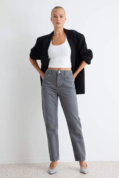 TRENDYOLMİLLA Gri Yüksek Bel Mom %100 Pamuk Non-Stretch Jeans TWOAW24JE00076