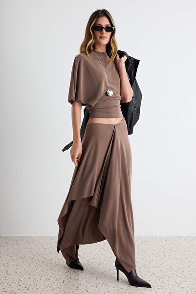 Trendyol Collection طقم علوي وسفلي محبوك بياقة عالية وتنورة مكشكشة باللون الب...