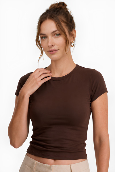 Kadın Koyu Kahverengi Slim Fit Bisiklet Yaka Vücuda Oturan Esnek Kumaşlı Tişört
