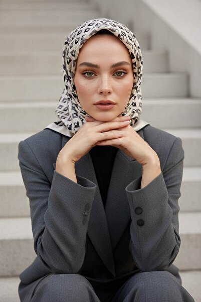 Vissona %100 Twill İpek Geometrik Desenli Beyaz - Siyah Renkli 90x90 Eşarp Di...