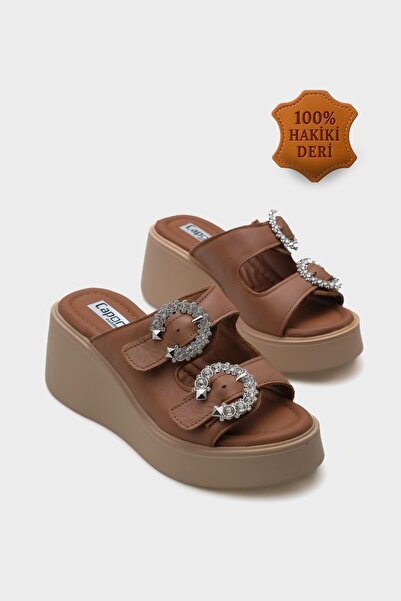Capone Outfitters شبشب نسائي مريح بكعب عريض من الجلد الطبيعي مع حجر مزدوج