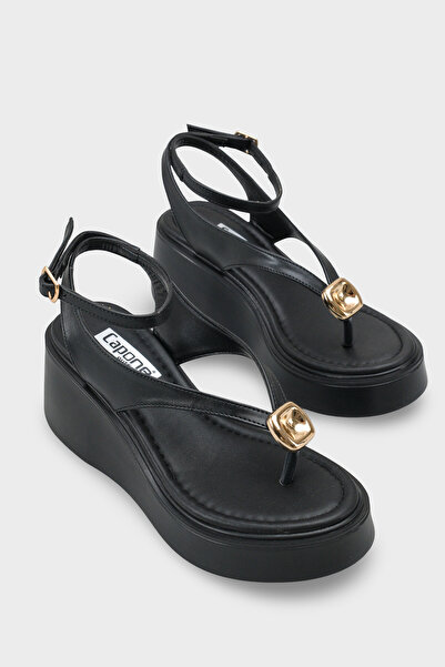 Capone Outfitters Dámske sandále Sandy na klinovom podpätku s remienkom medzi...