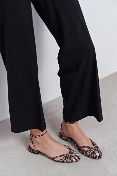 NİŞANTAŞI SHOES Pika Leo Σατέν Λεπτομέρεια με Πόρπη Κοντό Τακούνι Γυναικεία Σ...