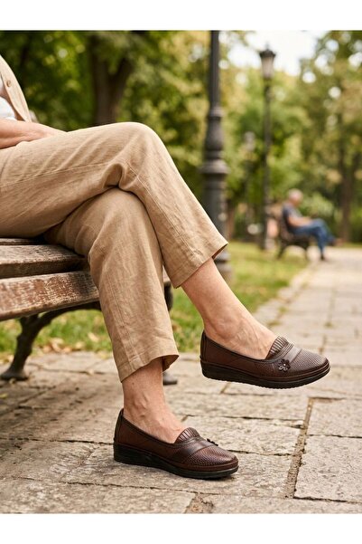 Passeri Shoes حذاء نسائي بني اللون بنعل تشريحي مقطوع بالليزر للاستخدام اليومي