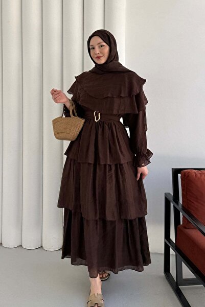 Modaensarbutik Omuz Pelerein Detay Kuşaklı Katkatlı Tesettür Elbise-KAHVERENGİ