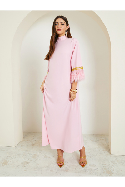 Amirah By Styli جلابية مزخرفة بالريش الصناعي مع تفاصيل دانتيل