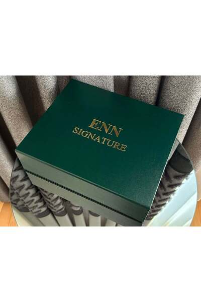 Signature Zümrüt Yeşili Deri Kutulu, Fincanlı, 12 Adet Türk Kahveli Ve 12 Adet Antep Fıstıklı Premium Çikolata Hediye Seti