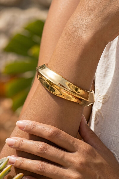 AURRARİ Gold Anti-Tarnish Striped Lightweight Cuff Bracelet