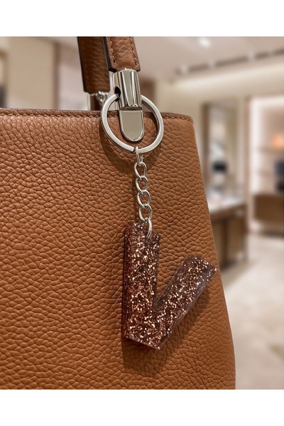 Luvia Accesories سلسلة مفاتيح على شكل حرف V من الإيبوكسي