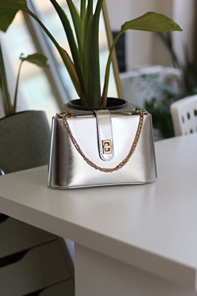 Moom Bag Kadın Gümüş Kilit Zincir Detaylı Askılı Omuz Çantası