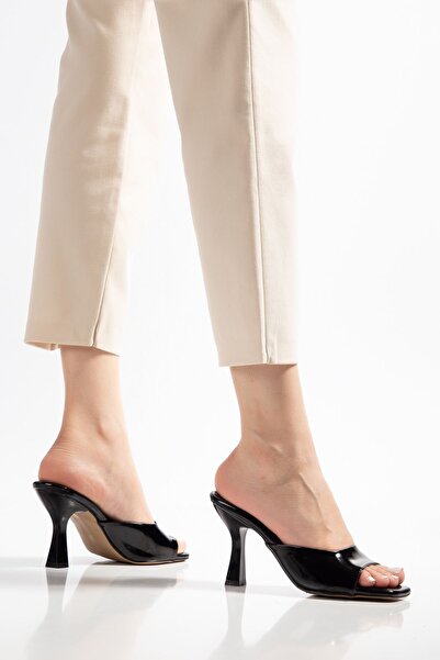infon shoes creation G-687 Pantofi de damă din piele lacuită neagră, cu o sin...