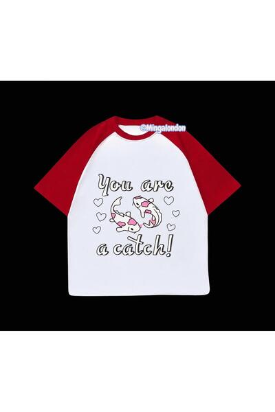 Minga London Μπλουζάκι με στάμπα  "You Are A Catch " με κόκκινα μανίκια ρεγκλάν