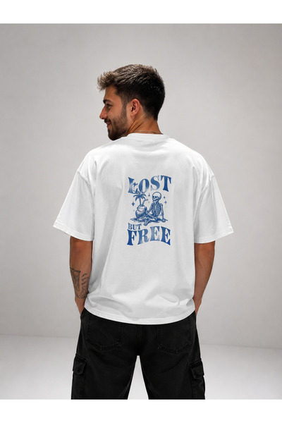 Boi تي شيرت مطبوع عليه Lost But Free بأكمام قصيرة وياقة دائرية كبيرة الحجم