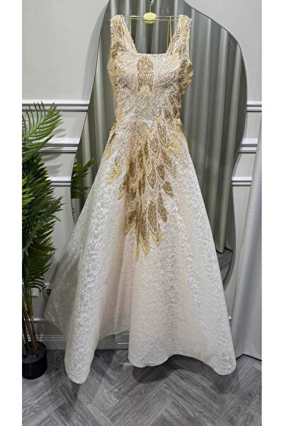 SAMEERAH STYLE Luxury Off-White Golden Embroidery Evening Dress with Fluffy S...