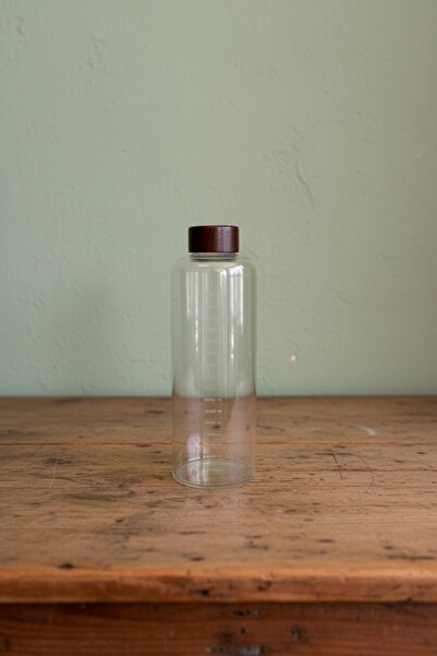 Suo Home Liora Acacia Glass Water Bottle with Lid 1Lt