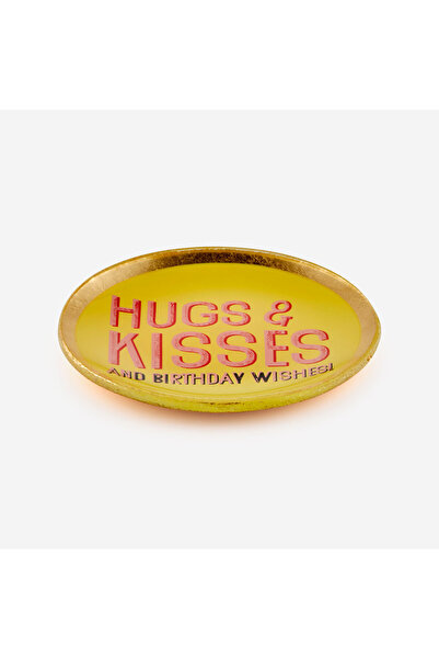 GIFT COMPANY طبق زخرفي من الزجاج الأصفر بتصميم Hugs&Kisses مقاس 10×0.8×10 سم