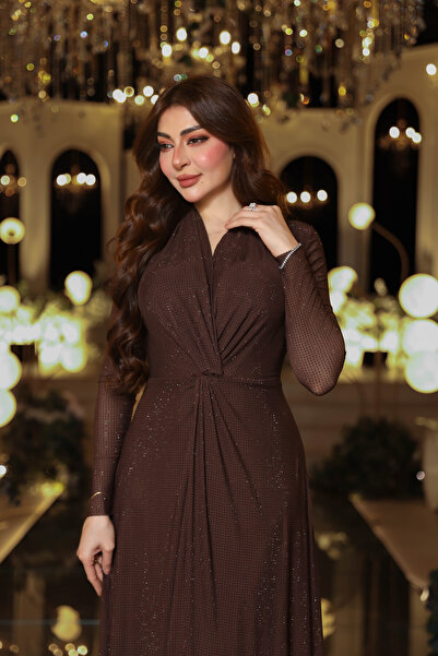 JAQUEEN فستان بني أنيق بلمعة هادئة وتصميم ملتف