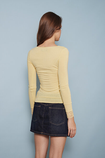 Nisan Lace Detailled V-Neck T-Shirt