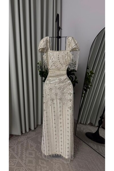 FASHION فستان أبيض ملكي مطرز بالكامل بالخرز مع أكمام شراشيب براقة وتنورة شفافة.