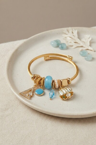 Inure Jewelry سوار على شكل صدفة بحرية زرقاء مع حلية ذهبية اللون