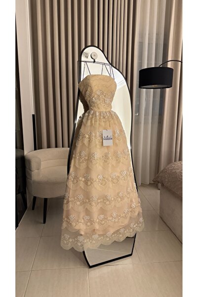 Nareen Fashion فستان سهرة فاخر بلون الهادئ، بتصميم سترابلس يبرز جمال القوام،