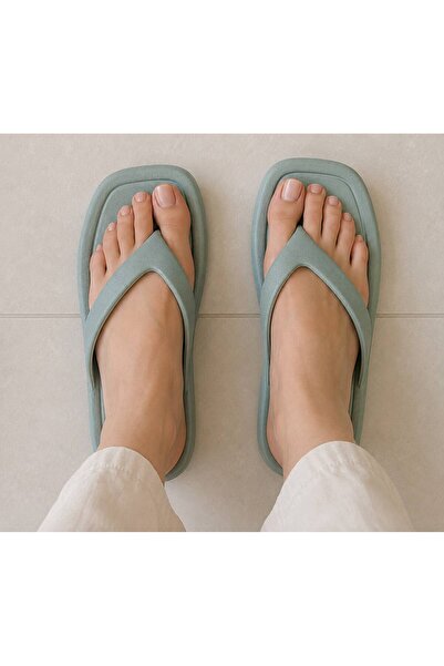 Generic Brand Stylish Slippers Flip Flops Soft Sole Pool Beach Slippers