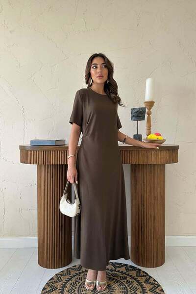 Clothes Fast فستان نسائي بني اللون برقبة دائرية وأكمام قصيرة وطيات طويلة على ...