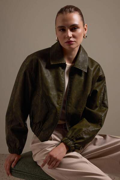 Συλλογή Trendyol Χακί Oversize Μπουφάν Bomber από Τεχνητό Δέρμα με Καπιτονέ Ε...