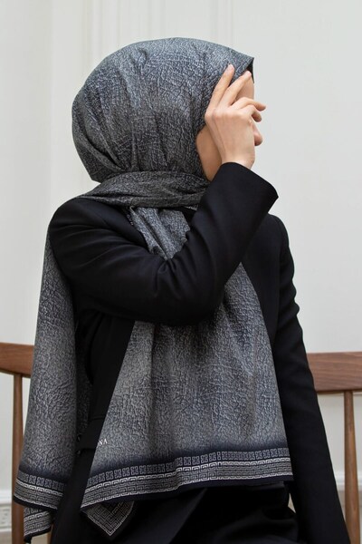 Vissona KREP DESENLİ FÜME RENKLİ 75X195 KIRIŞMAZ ŞAL